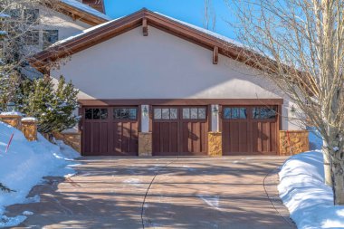 Park City Utah 'ta cam camlı üç ahşap garaj kapısına çıkıyor.