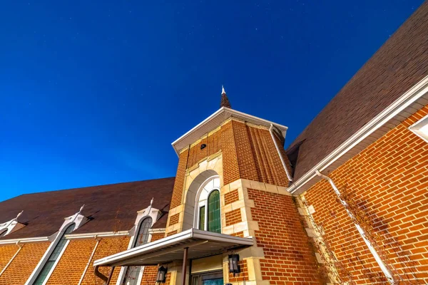 Provo Utah 'ta bir kilisenin dış cephesi. Açık mavi gökyüzünün altında tuğla bir duvar var. — Stok fotoğraf