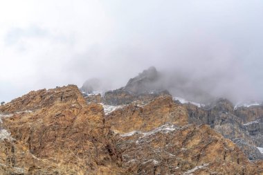 Utah 'taki Provo Kanyonu' nun engebeli ve kayalık yamacında puslu bulutlar.