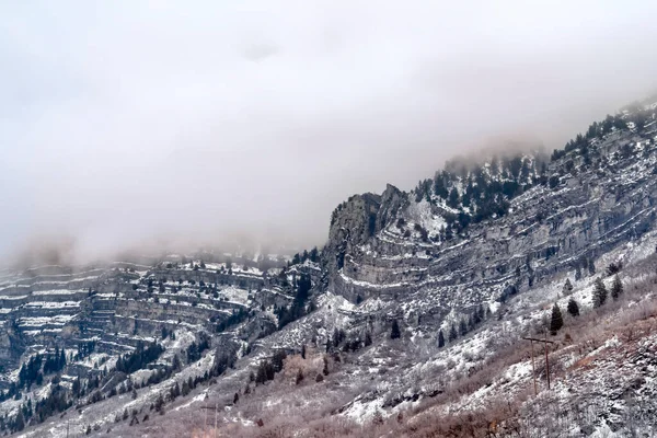 Chutes du voile nuptial dans le pittoresque canyon Provo avec cascade gelée en hiver — Photo