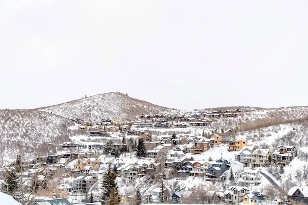 Park City Utah paisaje montañoso con casas en un barrio nevado en invierno — Foto de Stock