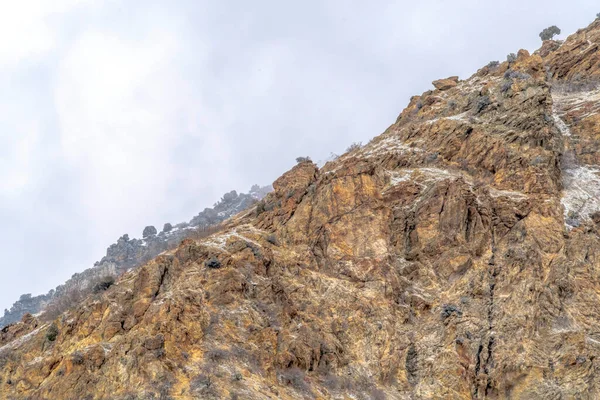 Terreno cubierto de nieve del rocoso Cañón Prvo en Utah con un fondo nublado — Foto de Stock