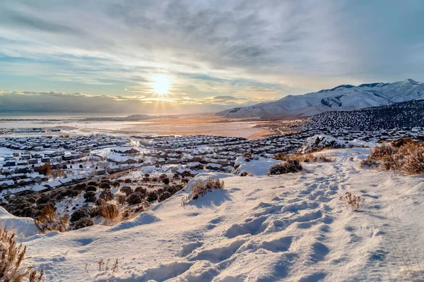 Sněžný kopec s malebným zimním výhledem na domy a jezero a horu v Draper Utah — Stock fotografie