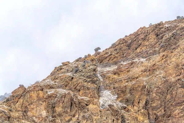 Cielo nublado visto desde la ladera rocosa del empinado cañón Provo en Utah — Foto de Stock