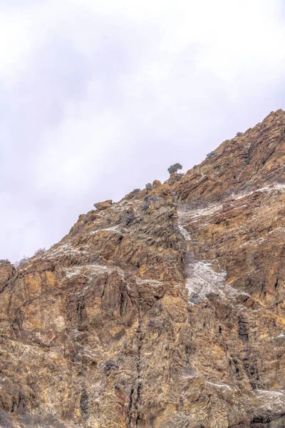 Skalisty teren górski ze stromym i wytrzymałym zboczem w Provo Canyon Utah — Zdjęcie stockowe