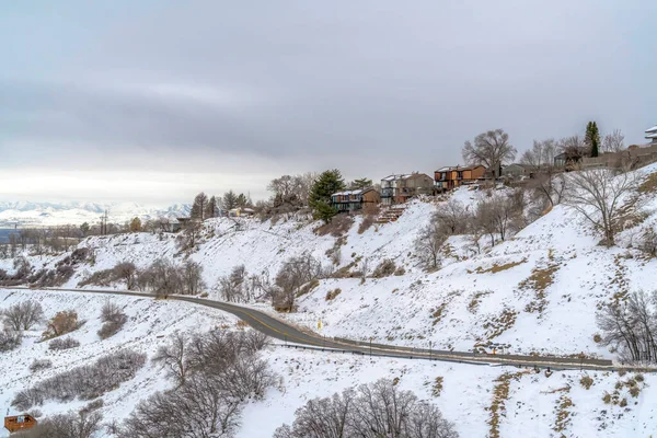 Casas en montaña escénica con vistas panorámicas de la naturaleza nevada en Salt Lake City — Foto de Stock