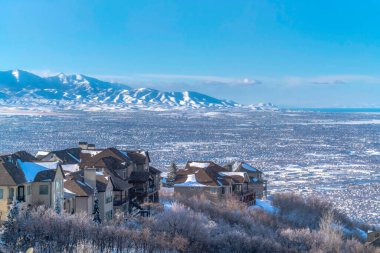 Wasatch Dağları 'na kar yağıyor. Kışın buzlu arazide evleri var.