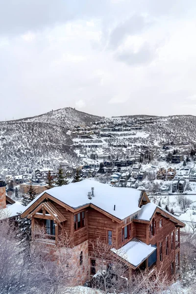 Home with snowy roof and wooden walls at the hill of Park City Utah in winter — Stock Photo, Image