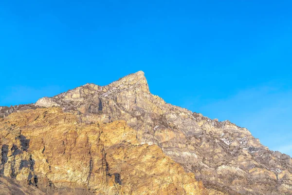 Крутая вершина и скалистые склоны горы в Прово Каньон Юта в солнечный день — стоковое фото