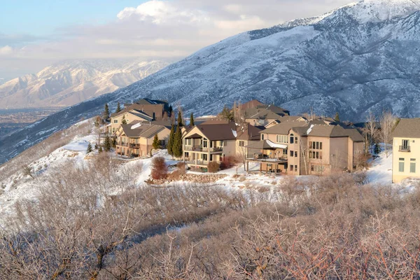 Invierno en Utah con montañas nevadas y preciosas vistas a las casas de montaña — Foto de Stock