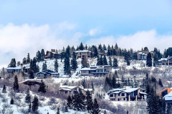 在犹他州的公园市，冬天的时候有很多房子坐落在雪山上 — 图库照片