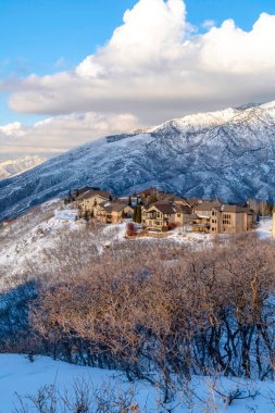 Wasatch Dağları 'ndaki evler kışın bozulmamış karlı doğa manzaralarını alır.
