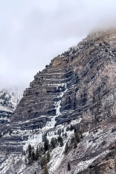 Prachtige Bridal Veil Falls in Provo Canyon met bevroren water op de ruige helling — Stockfoto