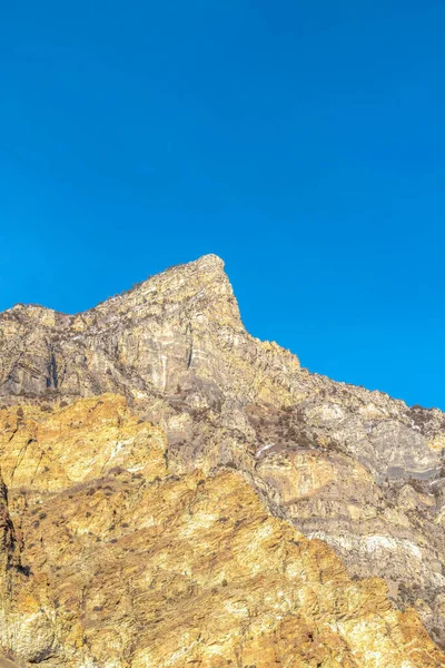 Pico de una montaña rocosa con fondo de cielo azul claro en Provo Canyon Utah — Foto de Stock