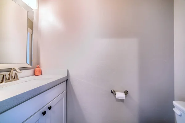 Interior del cuarto de baño con vista de los gabinetes del fregadero espejo de pared luces e inodoro —  Fotos de Stock