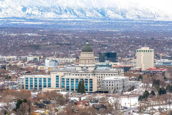 Utah State Capitol Building contro una vista mozzafiato di Salt Lake City in inverno — Foto Stock