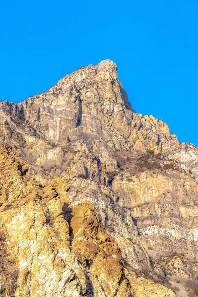 Pendiente precipitada de una montaña rocosa con cielo azul claro en Provo Canyon — Foto de Stock
