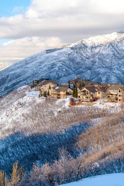 Casas enclavadas en medio de prístinas vistas a la montaña Wasatch cubiertas de nieve en invierno — Foto de Stock