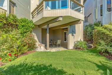 Balkonun altındaki verandada, arka bahçeye bakan cam kapı var.