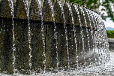 Salt Lake City Utah 'ta temiz su damlatan ağustos taşı çeşme havuzu.