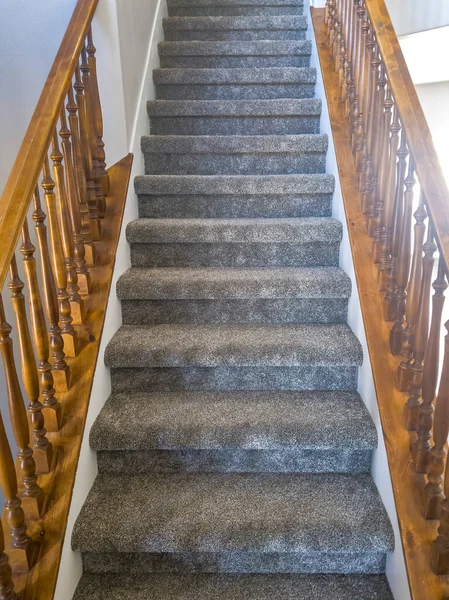 Escalier intérieur avec marches en moquette et balustrades en bois marron — Photo