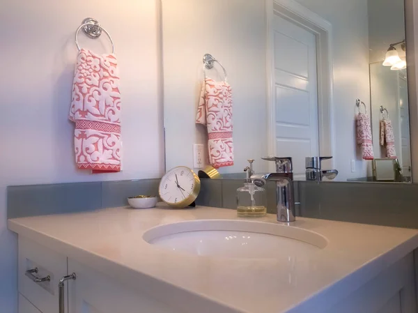 Закрыть раковину шкафа и зеркало в ванной с белой дверью — стоковое фото