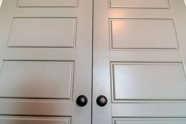Intérieur de la chambre avec double porte en bois brillant et boutons ronds noirs mat — Photo
