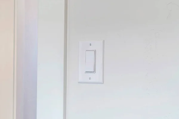 Inomhus elektrisk strömbrytare för hem monterad på vit vägg bakgrund — Stockfoto