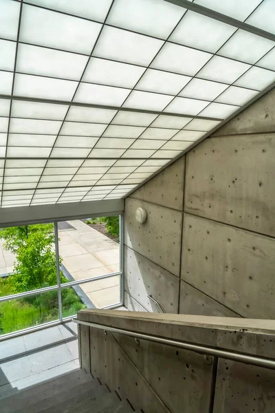 Interior comercial do edifício com telhado de vidro fosco inclinado sobre escadaria — Fotografia de Stock