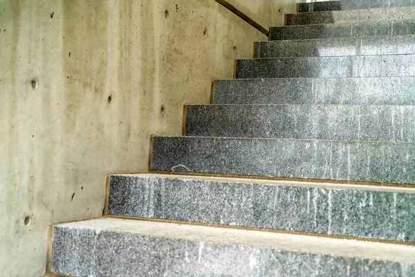 Close-up de pisos de concreto de uma escada dentro de um edifício comercial — Fotografia de Stock