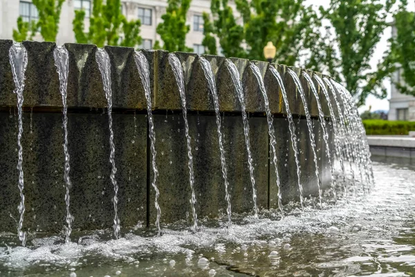 Piscina circular de fuentes de agua contra árboles y Utah State Capital Building — Foto de Stock