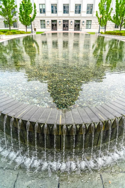 Utah State Capital Building reflejado en el agua clara de una piscina circular — Foto de Stock