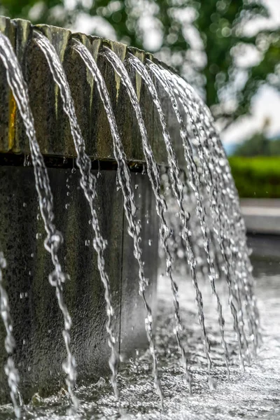 Primer plano del accesorio de piscina de fuente de piedra circular con agua clara brillante — Foto de Stock