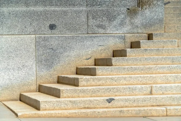 Fechar a escadaria pisos contra a parede de Utah Estado capital Edifício — Fotografia de Stock