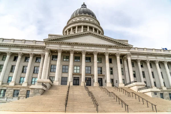 Utah State Capital building avec escaliers menant à l'entrée pédimentée — Photo