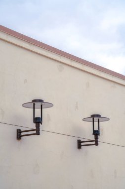 Gün ışığında gölgeli iki dış elektrik lambası