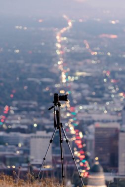 Salt Lake City, Utah, ABD üzerindeki kamera ve tripod.