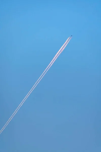 登山用飛行機の昼光の後ろの斜線 — ストック写真