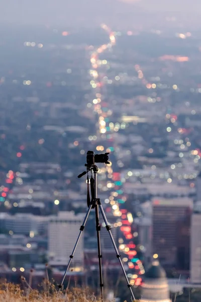 Kamera i statyw nad Salt Lake City, Utah, USA — Zdjęcie stockowe