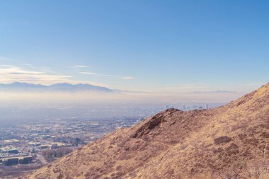 Dik tepe ve dağ zirvesi gün ışığı