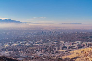 Salt Lake şehrine bakan bir dağdan görüntü