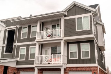 Balkonlu küçük, modern apartman bloğu gün ışığında.