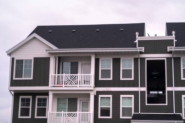 Modern apartman bloğu cephesi