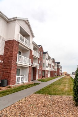 Modern bir apartman kompleksinin görüntüsü alınıyor