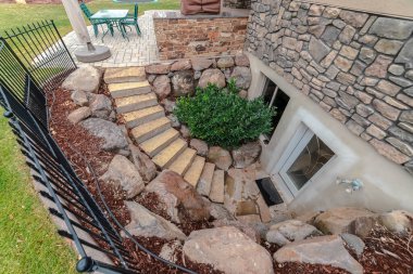 Merdivenler bodrum katına iniyor.