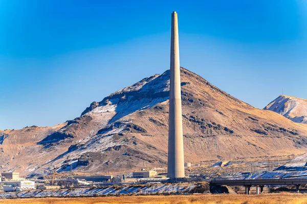 Garfield Smelter Stack den světle modrá obloha — Stock fotografie