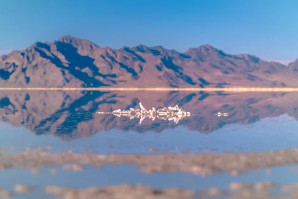 ボンネビル塩湖で鏡に映る山々 — ストック写真