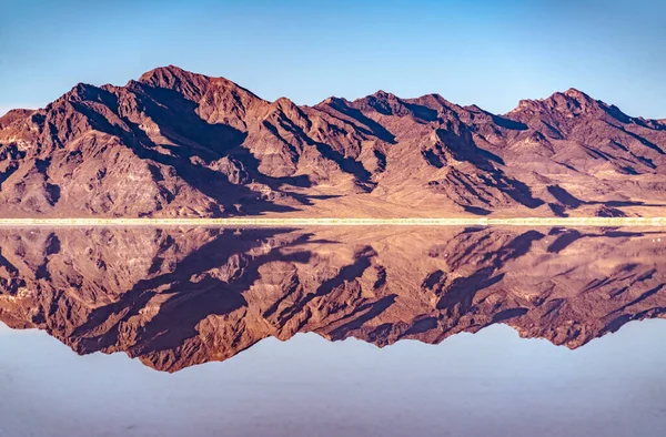 Montagna panoramica che si riflette nel lago negli Stati Uniti — Foto Stock