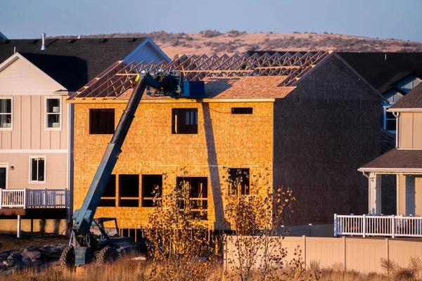 Toit de la maison à ossature en construction lumière du jour — Photo