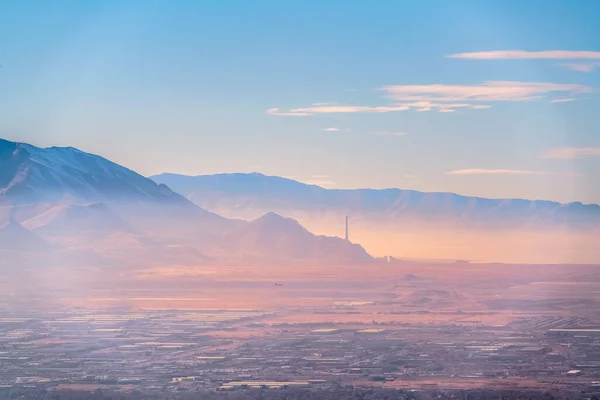 Visão geral nebulosa de Salt Lake City, Utah ao nascer do sol — Fotografia de Stock
